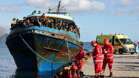 Лодка с нелегални мигранти на пристанището на град Палеохора, о-в Крит.