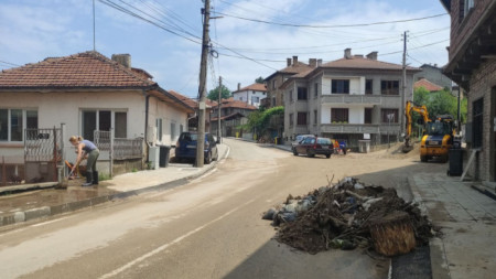 Разчистване след наводненията в Трявна, причинени от поройни дъждове