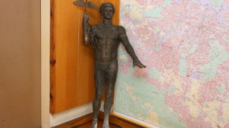 Откритата статуята на Аполон Медикус,  която е дело на скулптора Георги Чапкънов, в кабинета на началника на Пето районно управление на МВР в София.