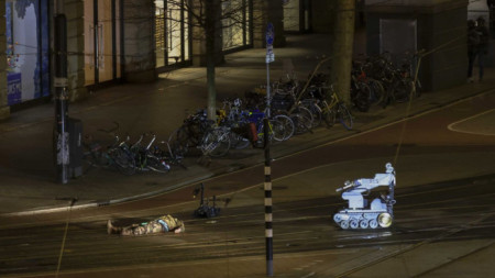 Полицейски робот оглежда за експлозиви нападателят, взел заложници в магазин на „Епъл“ в центъра на Амстердам.