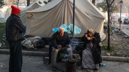 Хора, останали без дом след земетресението, закусват в палатково градче в Хатай, Турция, 11 февруари 2023