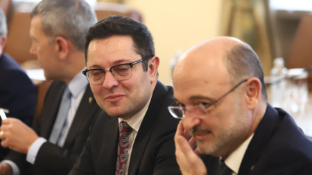 В МС служебното правителство направи отчет за работата си -  19 януари 2023 г.. На снимката: Министърът на иновациите и растежа Александър Пулев (в центъра), на здравеопазването - Асен Меджидиев (вдясно).
