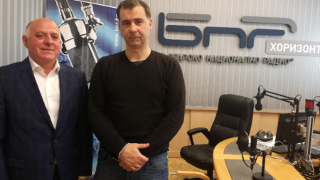 Боян Магдалинчев (вляво) и водещият Явор Стаматов в студиото на  програма „Хоризонт“.