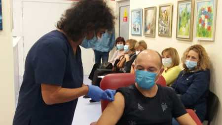 Според д-р Николай Киселков само при масово ваксиниране пандемията ще затихне 