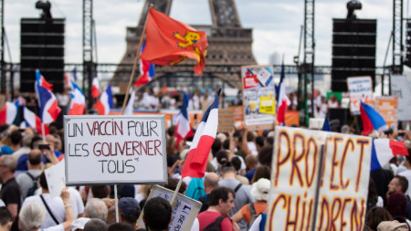 Сблъсъци между полицията в Париж и протестиращи против ваксините срещу