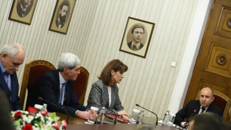 Президентът Радев проведе работна среща  с представители на ръководството на ЦИК. На снимката: Димитър Димитров, Емил Войнов, Камелия Нейкова, Румен Радев (отляво надясно). 