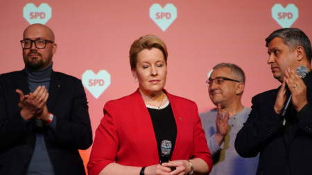 Франциска Гифей (в средата) водещ кандидат на социалдемократите на регионалните избори в Берлин след оповестяването на първите резултати - 12 февруари 2023