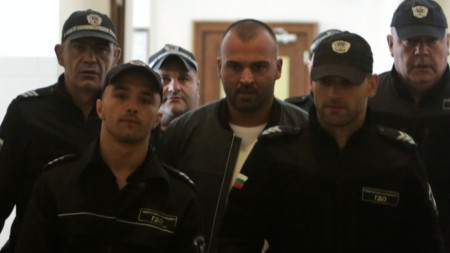 Полицаи водят Димитър Любенов в Софийския градски съд, 27 септември 2022 г.