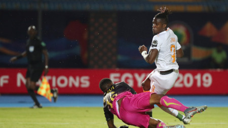 Уилфред Заха бележи победния гол във вратата на Мали