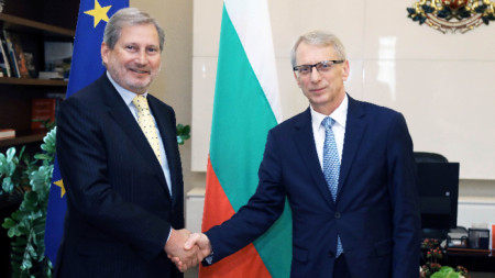Еврокомисаря за бюджет и администрация Йоханес Хан (вляво) и министър-председателят на България Николай Денков