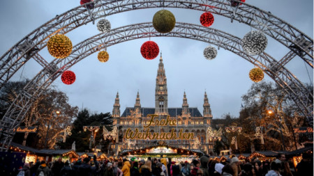 Коледен базар във Виена