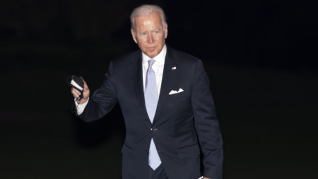 Президентът на САЩ Джо Байдън върви към Белия дом след връщането си от Скрантън, щата Пенсилвания.