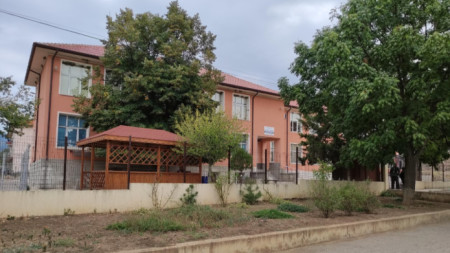Училището в село Сотиря