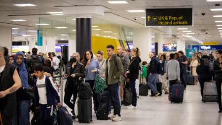 Чакащи пътници на летище Гетуик