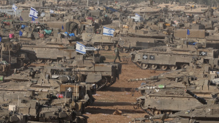 Израелски военни машини близо до граничната ограда с ивицата Газа, на неразкрито място, 9 май 2024 г.