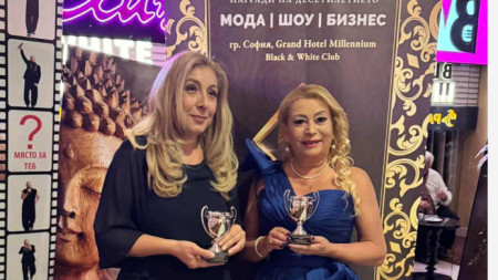 София Владимирова (вляво) и Анелия Торошанова с наградите