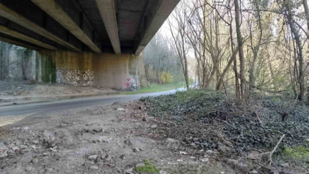 Изчистеният район под моста на изхода на Велико Търново на пътя Русе - Велико Търново