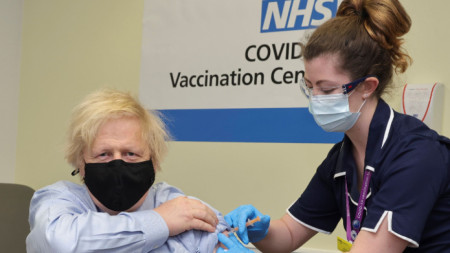 Медицинската сестра Лили Харингтън поставя ваксина срещу Covid-19 на британския премиер Борис Джонсън в болница 