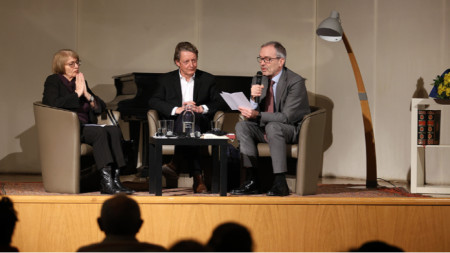 The discussion, at the French Institute, on the past and present of dissidence 35 years after the breakfast with Mitterrand. L to R: journalist Koprinka Chervenkova, Michel Eltchaninoff, Luc Lévy, director of the French Institute