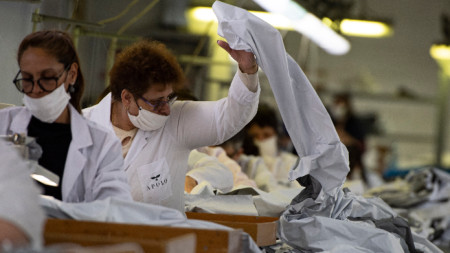 Изработване на защитни облекла - една от дейностите, които не бяха засегнати от кризата с Covid-19 -Враца, март 2020 г.
