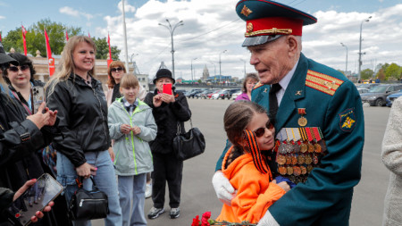Руският ветеран от ВСВ полк. Йосиф Полторжицки, на 100 години, празнува в парка 