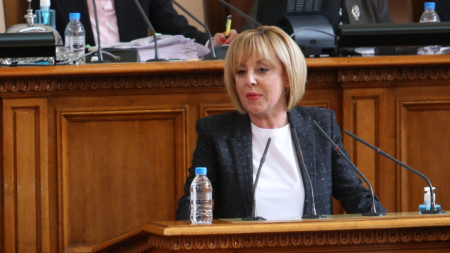 Мая Манолова на парламентарната трибуна.