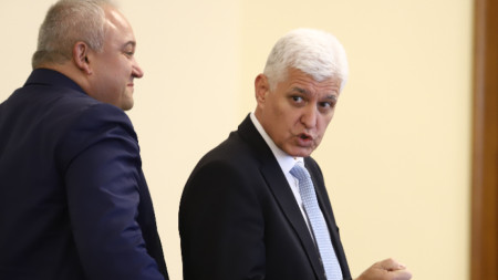 Служебните министри Димитър Стоянов и Иван Демерджиев (вляво) в МС.