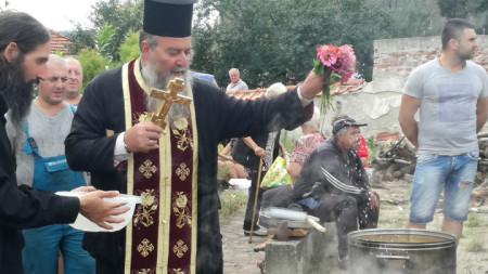 Отец Георги Паликарски освещава селски курбан.