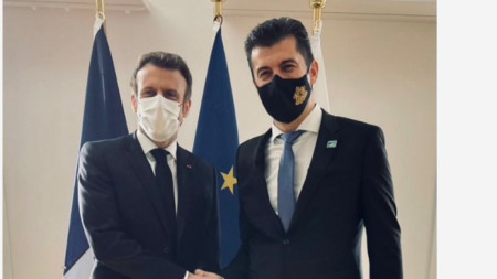 Президентът на Франция Еманюел Макрон (вляво) и министър-председателят на България Кирил Петков