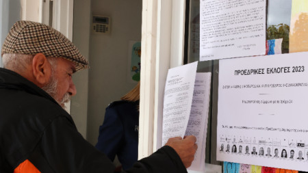 Мъж разглежда списъка с кандидати на президентските избори в Кипър, село Героскипу близо до град Пафос, 5 февруари 2023 г. 
