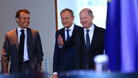 Френският президент Еманюел Макрон, полският премиер Доналд Туск и германският канцлер Олаф Шолц пристигат за информационна конференция в Канцлерството в Берлин, Германия, 15 март 2024 г.