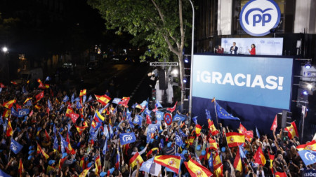 Кметът на Мадрид и кандидат за нов мандат Хосе Луис Мартинес-Алмейда, лидерът на Народната партия Алберто Нунес Фейхоо и регионалният премиер на Мадрид Исабел Диас Аюсо поздравяват привърженици в испанската столица след изборите.