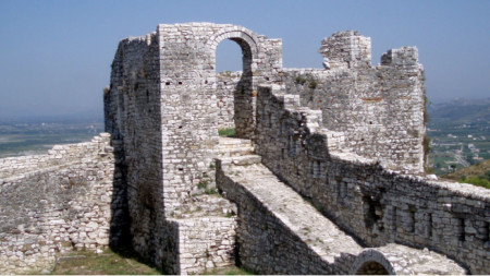 Белградската крепост над албанския град Берат, датираща от времето на Първото българско царство