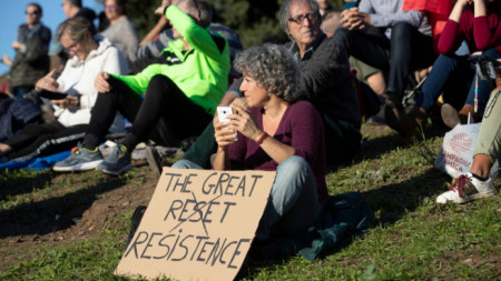 Демонстранти срещу мерките и зелените сертификати в Италия. Надписът на плаката гласи: „Голямата съпротива“, зачертавайки термина „Голямото зануляване“, станал известен от изявленията на шефа на Световния икономически форум в Давос Клаус Швааб. 