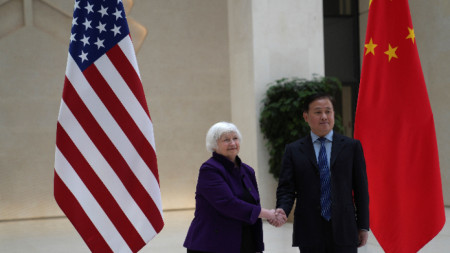 Финансовата министърка на САЩ Джанет Йелън (вляво) с управителя на Китайската централна банка Пан Гонгшенг - Пекин, 8 април 2024