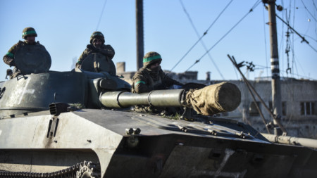 Украински военни на позиция край Донецк