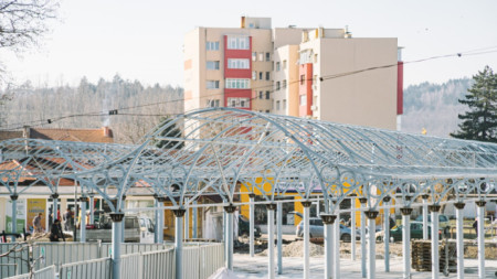 Напредва изграждането на покрит пазар в Мездра Освен търговска площ