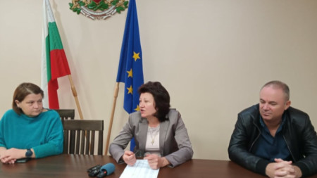 Председателката на РИК - Силистра Мария Чобанова (в средата)