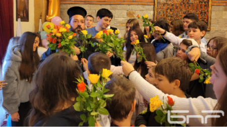 Снимката е архив от честването на 13-годишнината на Неделното училище