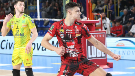 Алекс Николов празнува поредната си успешна атака в мача.