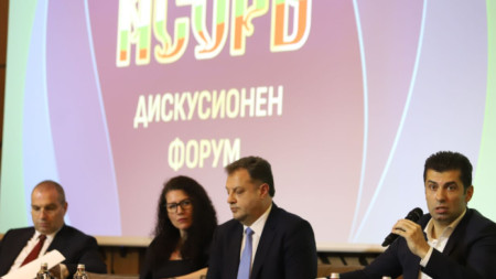 Кирил Петков (вдясно) говори на дискусията е в рамките на Общото събрание на НСОРБ