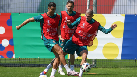 Роналдо, Бернардо Силва и Пепе (от ляво-на дясно). на последната тренировка на Португалия.