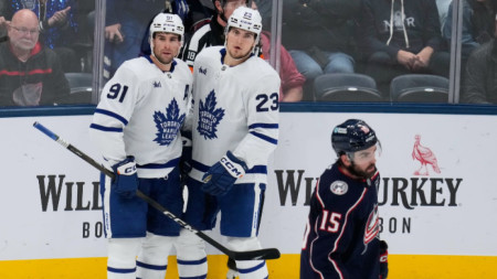 Таварес (№91) получава поздравления за юбилейната шайба от съотборника си в Торонто Найс.