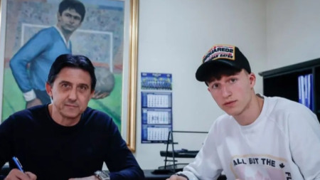 Кристиян Йовов подписва своя първи професионален договор с Левски заедно с Даниел Боримиров, изпълнителен директор на синия клуб