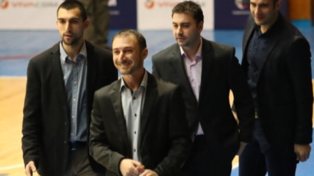 Йордан Янков (на преден план) ще води Академик.