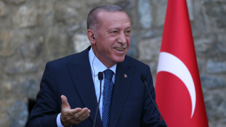 Турция не може да се откаже нито от Русия нито