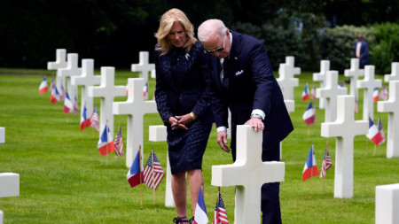 Президентът на САЩ Джо Байдън и първата дама Джил Байдън на американското военно гробище в Нормандия след церемонията за отбелязване на 80-ата годишнина от Деня D, 6 юни 2024 г.