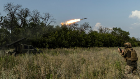 Украински военнослужещи с ракетен гранатомет на фронтовата линия край град Часив Яр в Донецка област, 17 юли 2024 г.