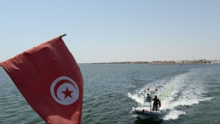 Властите в Тунис са евакуирали седемчленния екипаж
