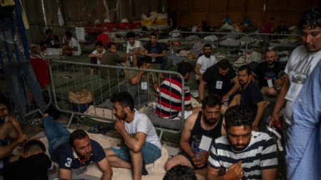Мигранти, оцелели след крушение на корабче за трафик на хора, потъна в международни води в Йонийско море, Каламата, Гърция, архив, 15 юни 2023 г.